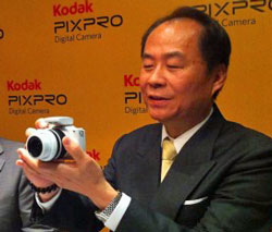 Robert Lai, CEO of Asia Optical, launches the mirrorless Kodak S1 camera in Beijing a day after the low-key Kodak-JK Imaging press release. 